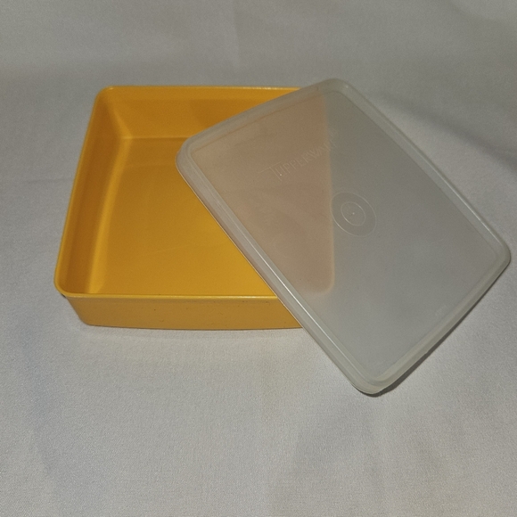 Vintage Tupperware Square A Way #670 Sandwich Keeper With Clear Lid Yellow Base - Picture 3 of 7